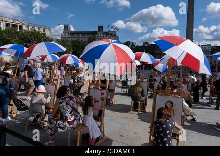 Da viele Menschen und Familien während der Schulferien in Großbritannien ihren Sommerurlaub verbringen, ist eine große Anzahl von Inlandstouristen, Wer normalerweise ins Ausland gereist ist, hat sich in der Hauptstadt decendiert, um die Sehenswürdigkeiten zu sehen, wie es hier zu sehen ist, wenn junge Leute am 10. August 2021 in London, Großbritannien, am Trafalgar Square zusammenkommen, um einige Zeichnungen zu machen. Nach dem Coronavirus/Covid-19-Gesundheitsproblem der letzten zwei Jahre und mit noch einigen Reisebeschränkungen haben sich mehr Menschen für einen Aufenthalt entschieden, der ein Urlaub im Heimatland ist, anstatt im Ausland, oder einen Urlaub, der ausgegeben wird Stockfoto