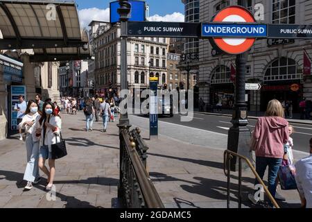 Da viele Menschen und Familien während der Schulferien in Großbritannien ihren Sommerurlaub verbringen, ist eine große Anzahl von Inlandstouristen, Wer normalerweise ins Ausland gereist ist, hat sich in der Hauptstadt decendiert, um die Sehenswürdigkeiten zu sehen, wie hier in Piccadilly am 10. August 2021 in London, Großbritannien, zu sehen ist. Nach dem Coronavirus/Covid-19-Gesundheitsgeplage der letzten zwei Jahre und mit noch einigen Reisebeschränkungen haben sich immer mehr Menschen für einen Aufenthalt entschieden, der ein Urlaub im Heimatland ist, anstatt im Ausland, oder einen Urlaub zu Hause und mit Tagesausflügen zu lokalen Attraktionen. Stockfoto