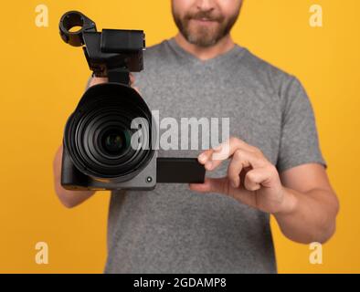 Objektiv des Camcorders. Ausgeschnittenes Mann mit Camcorder. Videofilmer. Stockfoto