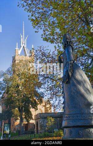 Heller, sonniger Tag am Linlithgow loch, Peel. Blick auf den Kirchturm von St. Michaels. Herbstfarben. West Lothian, Central Scotland, Großbritannien. Stockfoto