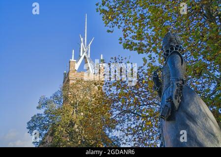 Heller, sonniger Tag am Linlithgow loch, Peel. Blick auf den Kirchturm von St. Michaels. Herbstfarben. West Lothian, Central Scotland, Großbritannien. Stockfoto