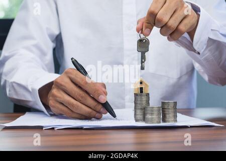 Hand halten Stift schreiben auf Dokument zu Hause Darlehen Stockfoto