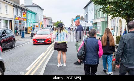 Die Hauptstraße in der hübschen Küstenstadt Aberaeron, Cardigan Bay, Wales. Stockfoto