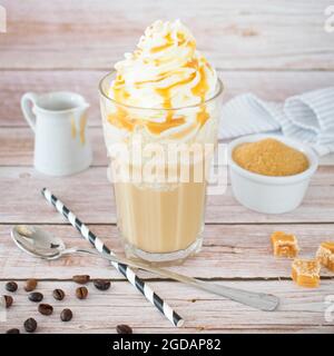 Frappuccino mit Schlagsahne und Karamellsauce. Stockfoto