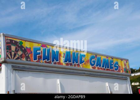 Fishguard, Pembrokeshire, großbritannien . 12. August 2021 Einheimische und Touristen begeistern sich als der Jahrmarkt in Fishguard kleine Fahrten und wurde auf einem lokalen Parkplatz errichtet Quelle: Debra Angel/Alamy Live News Stockfoto