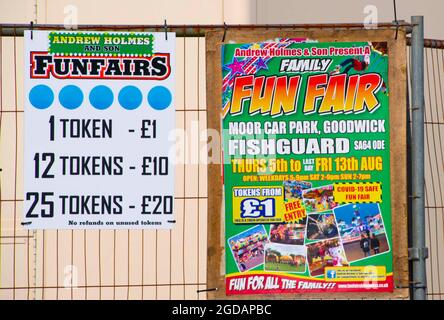 Fishguard, Pembrokeshire, großbritannien . 12. August 2021 Einheimische und Touristen begeistern sich als der Jahrmarkt in Fishguard kleine Fahrten und wurde auf einem lokalen Parkplatz errichtet Quelle: Debra Angel/Alamy Live News Stockfoto