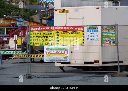 Fishguard, Pembrokeshire, großbritannien . 12. August 2021 Einheimische und Touristen begeistern sich als der Jahrmarkt in Fishguard kleine Fahrten und wurde auf einem lokalen Parkplatz errichtet Quelle: Debra Angel/Alamy Live News Stockfoto