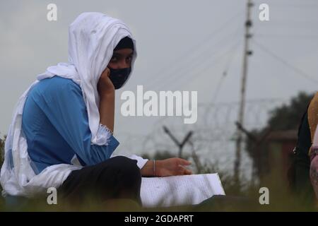 12. August 2021, Poonch, Jammu und Kashmir, Indien: Am Donnerstag, dem 12. August 2021, nehmen Studenten an Freiluftkursen in der Nähe der Kontrolllinie im Bezirk Poonch Teil. (Bild: © Nazim Ali KhanZUMA Press Wire) Stockfoto