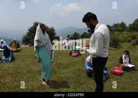 12. August 2021, Poonch, Jammu und Kashmir, Indien: Am Donnerstag, dem 12. August 2021, nehmen Studenten an Freiluftkursen in der Nähe der Kontrolllinie im Bezirk Poonch Teil. (Bild: © Nazim Ali KhanZUMA Press Wire) Stockfoto