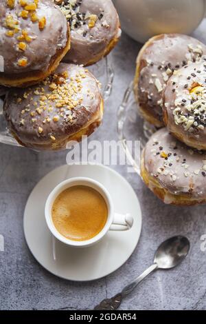 Vertikale Schuss Polish Paczki Donuts mit einer Tasse Kaffee Stockfoto