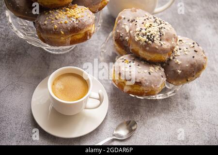 Nahaufnahme der polnischen Paczki-Donuts mit einer Tasse Kaffee Stockfoto