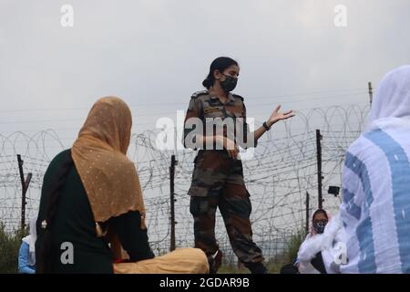 12. August 2021, Poonch, Jammu und Kashmir, Indien: Am Donnerstag, dem 12. August 2021, nehmen Studenten an Freiluftkursen in der Nähe der Kontrolllinie im Bezirk Poonch Teil. (Bild: © Nazim Ali KhanZUMA Press Wire) Stockfoto