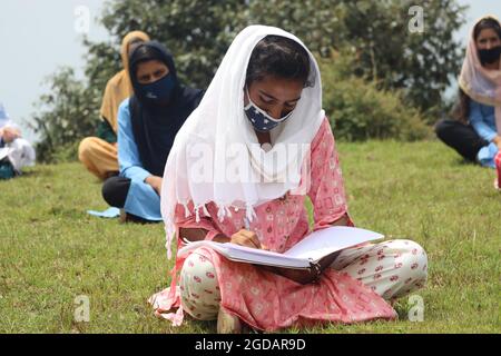 12. August 2021, Poonch, Jammu und Kashmir, Indien: Am Donnerstag, dem 12. August 2021, nehmen Studenten an Freiluftkursen in der Nähe der Kontrolllinie im Bezirk Poonch Teil. (Bild: © Nazim Ali KhanZUMA Press Wire) Stockfoto