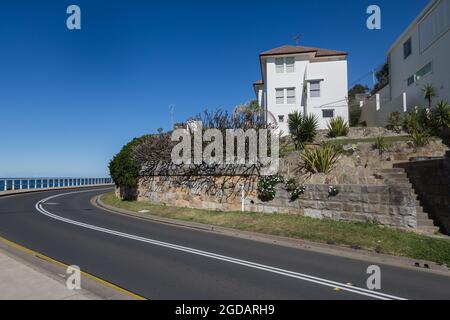 Sydney, Australien. Donnerstag, 12. August 2021. Marine Drive, Tamarama an einem schönen Wintertag mit einer maximalen Temperatur von etwa 22 ºC am Tamarama Beach. Die Sperrbeschränkungen für Teile des Großraums Sydney wurden aufgrund der Ausbreitung der Delta-Variante weiter ausgeweitet. Quelle: Paul Lovelace/Alamy Live News Stockfoto