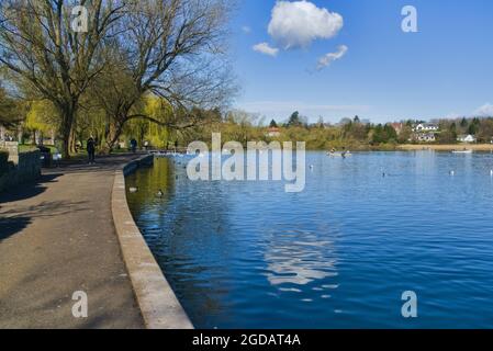 Heller, sonniger Tag am Linlithgow loch, Peel. Angeln, Boote. West Lothian, Central Scotland, Großbritannien. Stockfoto