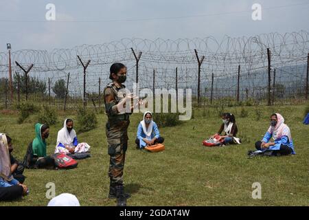 12. August 2021, Poonch, Jammu und Kashmir, Indien: Am Donnerstag, dem 12. August 2021, nehmen Studenten an Freiluftkursen in der Nähe der Kontrolllinie im Bezirk Poonch Teil. (Bild: © Nazim Ali KhanZUMA Press Wire) Stockfoto