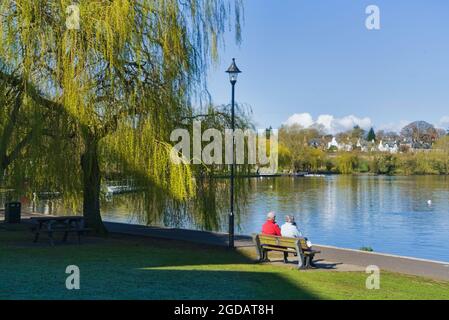 Heller, sonniger Tag am Linlithgow loch, Peel. Besucher entspannen. Angeln, Boote. West Lothian, Central Scotland, Großbritannien. Stockfoto