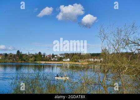 Heller, sonniger Tag am Linlithgow loch, Peel. . Angeln, Boote. West Lothian, Central Scotland, Großbritannien. Stockfoto