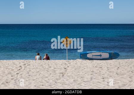 Sydney, Australien. Donnerstag, 12. August 2021. Einheimische genießen einen schönen Wintertag mit einer maximalen Temperatur von etwa 22 ºC am Bronte Beach. Die Sperrbeschränkungen für Teile des Großraums Sydney wurden aufgrund der Ausbreitung der Delta-Variante weiter ausgeweitet. Quelle: Paul Lovelace/Alamy Live News Stockfoto