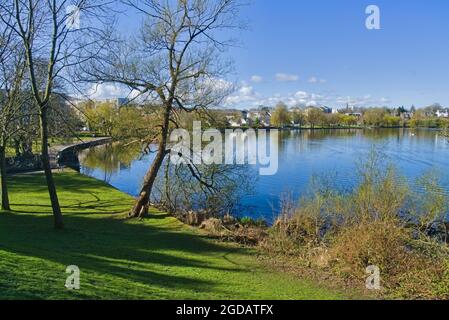 Heller, sonniger Tag am Linlithgow loch, Peel. Angeln, Boote. West Lothian, Central Scotland, Großbritannien. Stockfoto