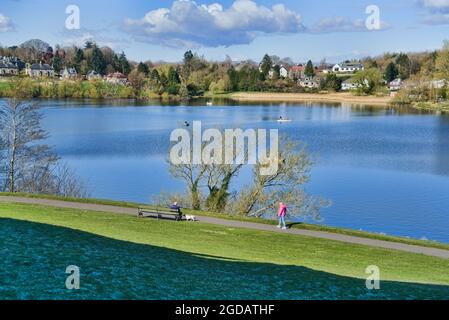 Heller, sonniger Tag am Linlithgow loch, Peel. Besucher entspannen. Angeln, Boote. West Lothian, Central Scotland, Großbritannien. Stockfoto