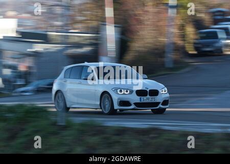 ESSLINGEN AM NECKAR, DEUTSCHLAND - 19. Dezember 2020: Ein weißer BMW fährt auf der Straße bei Esslingen am Neckar, Baden-Württemberg, Deutschland Stockfoto