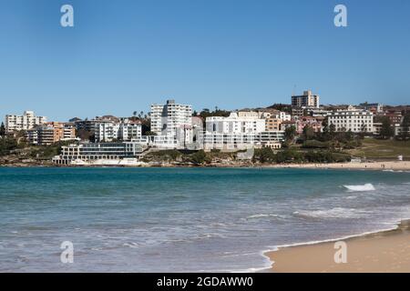 Sydney, Australien. Donnerstag, 12. August 2021. Einheimische trainieren und genießen einen schönen Wintertag mit einer maximalen Temperatur von 22 ºC am Bondi Beach. Die Sperrbeschränkungen für Teile des Großraums Sydney wurden aufgrund der Ausbreitung der Delta-Variante weiter ausgeweitet. Quelle: Paul Lovelace/Alamy Live News Stockfoto