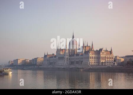 Ungarisches parlamentsgebäude im Nebel bei Sonnenaufgang. Budapest, Ungarn Stockfoto