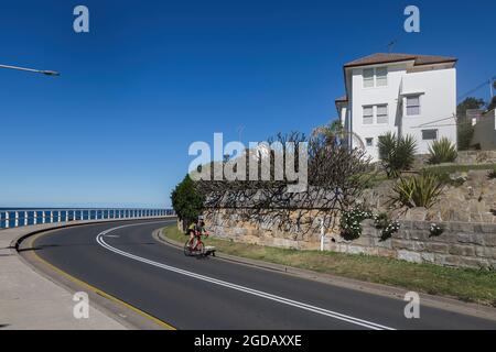 Sydney, Australien. Donnerstag, 12. August 2021. Marine Drive, Tamarama an einem schönen Wintertag mit einer maximalen Temperatur von etwa 22 ºC am Tamarama Beach. Die Sperrbeschränkungen für Teile des Großraums Sydney wurden aufgrund der Ausbreitung der Delta-Variante weiter ausgeweitet. Quelle: Paul Lovelace/Alamy Live News Stockfoto