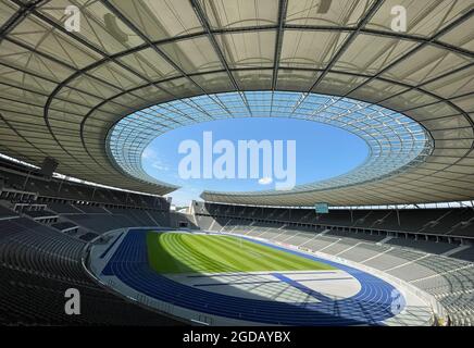 Berlin, Deutschland. August 2021. Das Olympiastadion ist leer. Dort begann die Kampagne „Jugendzüge für die Olympischen und Paralympischen Spiele“. Quelle: Paul Zinken/dpa/Alamy Live News Stockfoto