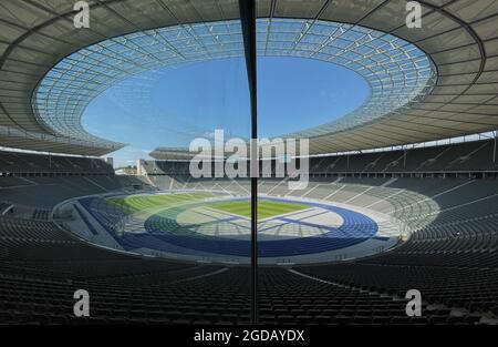 Berlin, Deutschland. August 2021. Das Olympiastadion ist leer. Dort begann die Kampagne „Jugendzüge für die Olympischen und Paralympischen Spiele“. Quelle: Paul Zinken/dpa/Alamy Live News Stockfoto