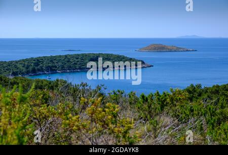 Blick über die Bucht von Taršče auf den Paklinski Inseln Blick auf die Insel Otocic Stambedar in der Ferne, Kroatien, Kroatien. 2021 Stockfoto