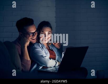 Couple Movie Night tc Laptop Popcorn liebt es, Unterhaltung zu sehen Stockfoto