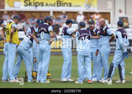CHESTER LE STREET, GROSSBRITANNIEN. AM 12. AUGUST treffen sich Durham-Spieler während des Royal London One Day Cup-Spiels zwischen dem Durham County Cricket Club und dem Hampshire County Cricket Club in Emirates Riverside, Chester le Street, am Donnerstag, den 12. August 2021. (Kredit: Will Matthews | MI News) Kredit: MI News & Sport /Alamy Live News Stockfoto