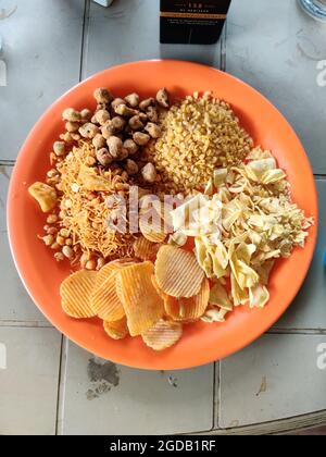 Verschiedene Arten von Snacks, Chips, Nüsse und Farsan im Stillleben Stockfoto