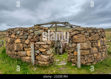 Die Hagdale Horse Mill in Unst in Shetland war vermutlich die einzige Pferdemühle, die in Großbritannien noch vorhanden war. Erbaut um 1830, um Chromit vom abgebauten Erz zu trennen. Stockfoto