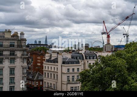 MARBLE ARCH LONDON 12. AUGUST 2021. Ein Blick von oben auf das London Eye. Die Marble Arch Mound-Attraktion wurde im August nach ihrer vorübergehenden Schließung für die Öffentlichkeit kostenlos wiedereröffnet und ist bis Januar 2022 für Besucher geöffnet. Der Hügel wurde von der niederländischen Firma MVRDV Winy Maas, Jacob Van Rijis und Nathalie De Vries entworfen) und wurde vom Westminster City Council verwaltet, der die Buchungen aussetzen musste, nachdem er wegen der enttäuschenden Aussicht und des £6.50-Eintrittsgeldes kritisiert worden war. Credit amer Ghazzal/Alamy Live News Stockfoto