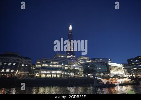 Blick auf die Skyline des Südufers von London, aufgenommen von einem Boot auf der Themse während einer abendlichen Bootstour. Fototermin: Freitag, 6. August 2021. Foto: Ric Stockfoto