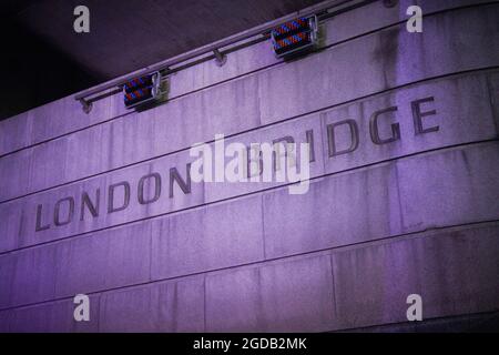 Blick auf die London Bridge, aufgenommen von einem Boot auf der Themse während einer abendlichen Bootstour. Fototermin: Freitag, 6. August 2021. Foto: Richard Gray/Alamy Stockfoto