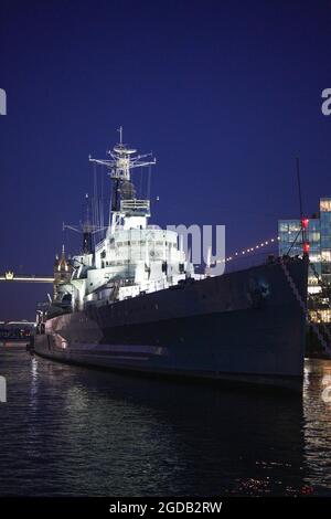 Blick auf die HMS Belfast, aufgenommen von einem Boot auf der Themse während einer abendlichen Bootstour. Fototermin: Freitag, 6. August 2021. Foto: Richard Gray/Alamy Stockfoto