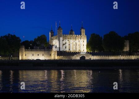 Blick auf den Tower of London, aufgenommen von einem Boot auf der Themse während einer abendlichen Bootstour. Fototermin: Freitag, 6. August 2021. Foto: Richard G. Stockfoto