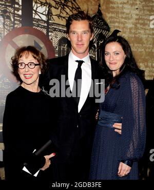 File photo dated 18/10/2012 of Una Stubbs, Benedict Cumberbatch and Lara Pulver arrived for the Specsavers Crime Thriller Awards at the Grosvenor House Hotel, London. Stubbs, bekannt für ihre Rollen in TV-Serien wie Worzel Gummidge, Till Death US Do Part, Sherlock und EastEnders, ist im Alter von 84 Jahren verstorben. Ausgabedatum: Donnerstag, 12. August 2021. Stockfoto