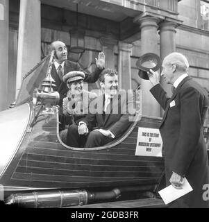 Datei-Foto vom 19/10/1970 von Richard Briers, Warren Mitchell (Hintergrund) und Una Stubbs sitzen in dem berühmten Auto von Chitty Chitty Bang Bang, während sie mit dem Oberbürgermeister von London Ian Bowater posieren. Die Schauspielerin, die für ihre Rollen in TV-Serien wie Worzel Gummidge, Till Death US Do Part, Sherlock und EastEnders bekannt ist, ist im Alter von 84 Jahren gestorben. Ausgabedatum: Donnerstag, 12. August 2021. Stockfoto