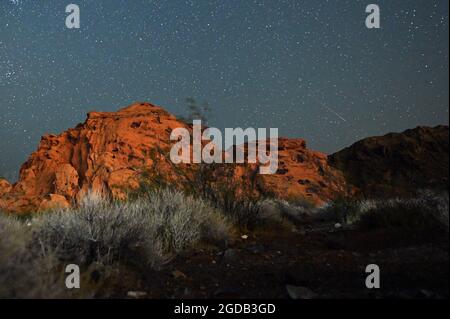 12. August 2021 - Lake Mead National Recreation Area, Nevada, USA - AM 12. August 2021 STREIFTE EIN Perseid-Meteor über den Himmel über dem Redstone Dune Trail im Lake Mead National Recreation Area. Die jährliche Anzeige, die als Perseiden-Schauer bekannt ist, weil die Meteore aus dem Sternbild Perseus am nordöstlichen Himmel zu strahlen scheinen, ist ein Ergebnis der Erdumlaufbahn, die durch Trümmer des Kometen Swift-Tuttle geht. (Bild: © David Becker/ZUMA Press Wire) Stockfoto