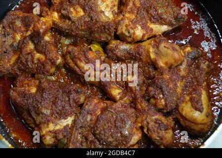 'Ayam Masak Merah', ein malaysisches Rezept, das gebratene Hühner in würziger Sauce enthält Stockfoto