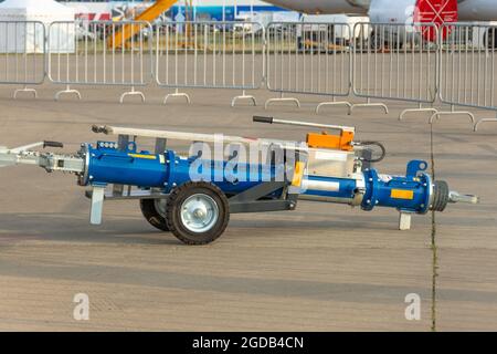 Abschleppwagen für das Flugzeug, der mit dem Schlepper des Nasenfahrrads verbunden ist, aus nächster Nähe Stockfoto