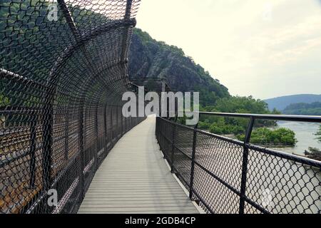 Der Wanderweg auf der alten Appalachian Trail Bridge in Harpers Ferry, West Virginia, USA Stockfoto