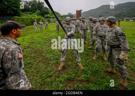 Aug 12, 2021-Dongducheo, Südkorea-USFK-Soldaten nehmen an einer Kampfseilzufahrt auf ihrem Trainingsbereich, Lager casey in Dongducheon, Südkorea, Teil. Stockfoto