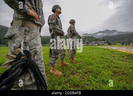 Aug 12, 2021-Dongducheo, Südkorea-USFK-Soldaten nehmen an einer Kampfseilzufahrt auf ihrem Trainingsbereich, Lager casey in Dongducheon, Südkorea, Teil. Stockfoto