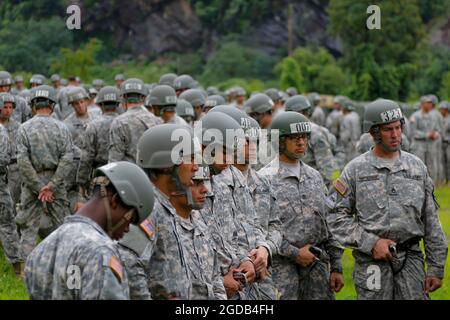 Aug 12, 2021-Dongducheo, Südkorea-USFK-Soldaten nehmen an einer Kampfseilzufahrt auf ihrem Trainingsbereich, Lager casey in Dongducheon, Südkorea, Teil. Stockfoto